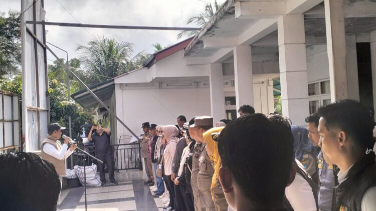 Bawaslu Sawahlunto Lakukan Pembersihan APK 1 BERSIHKAN—Badan Pengawas Pemilu (Bawaslu) Kota Sawahlunto lakukan pembersihan terhadap seluruh APK Kampanye dari kedua Paslon Pilkada pada empat Kecamatan di Kota Sawahlunto, Senin (25/11).