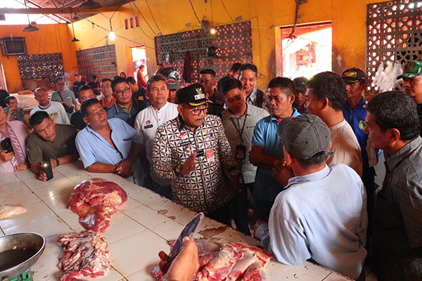 Isu Rabies di Pasar Ibuh Hoaks, Pj Wali Kota Payakumbuh Pastikan Daging Aman 1 TINJAU PASAR— Pj Walikota Payakumbuh, Suprayitno meninjau Pasar Ibuh, Jumat (15/11), untuk memastikan tidak benar isu ada daging positif rabies beredar di pasar tersebut.