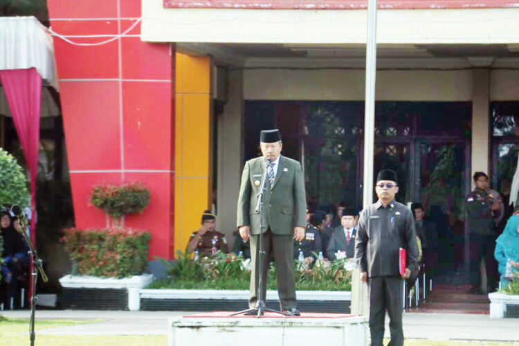 PEMIMPIN UPACARA— Bupati Agam, Andri Warman memimpin upacara Peringatan Hari Guru Nasional, Hari Kesehatan Nasional Hari Persatuan Guru Republik Indonesia (PGRI) 2024 yang digelar di halaman Kantor Bupati Agam, Padang Baru, Lubuk Basung, Senin (25/11).\