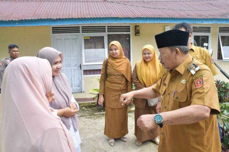 Bupati Agam Hadiri Pelatihan Bagi Ayah 1 PELATIHAN BAGI AYAH— Bupati Agam, Andri Warman, menghadiri dan membuka secara resmi acara Pelatihan Bagi Ayah dengan tema Pentingnya Kesehatan Ibu dan Anak, yang berlangsung di Kantor Sekretariat Pokdarwis Nagari Pagadih, Kecamatan Palupuah, Selasa (26/11).