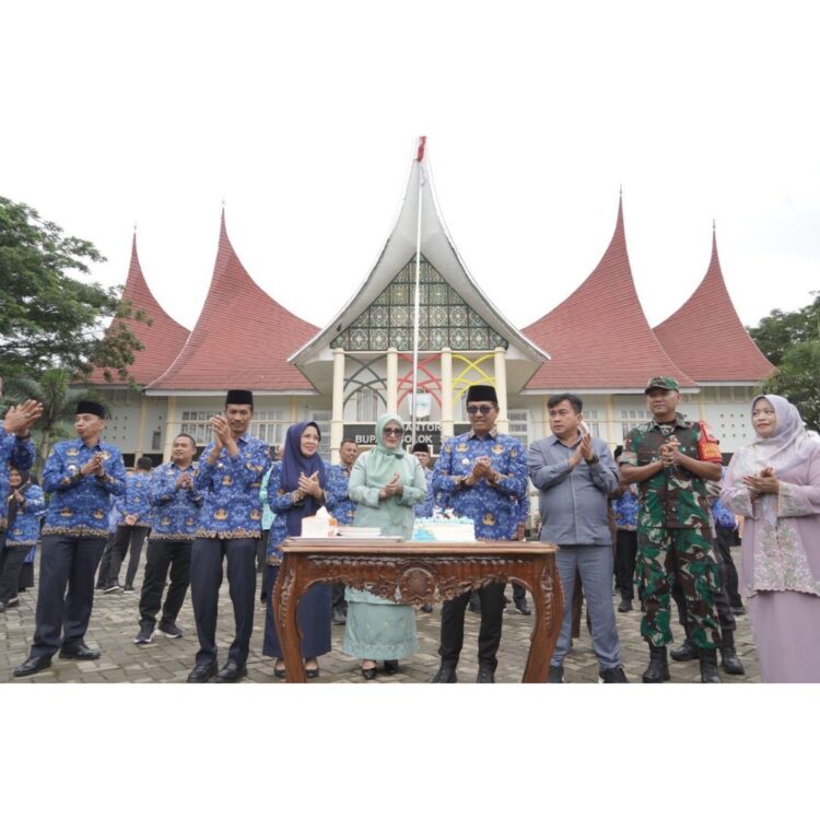 POTONG—Usai upacara Bupati Solsel Khairunas memotong kue dan selanjutnya menyerahkan Satya Lencana Karya Satya untuk ASN di Lingkungan Pemerintahan Kabupaten Solok Selatan.