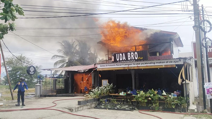 Kafe Uda Bro Terbakar, Satu Karyawan Alami Luka Bakar Serius 1 KEBAKARAN— Kondisi kafe dan toko yang terbakar di di Jalan Kandis, Kelurahan Kampungolo, Kecamatan Nanggalo, Kota Padang.