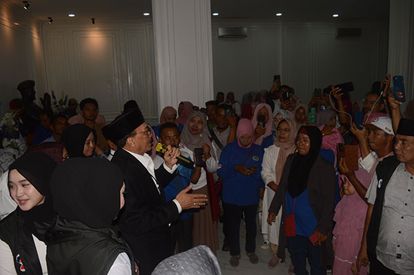 Calon Bupati Pesisir Selatan nomor urut 2 Hendrajoni memberikan ucapan terima kasih kepada pendukungnya di Kantor DPW Nasdem Sumbar