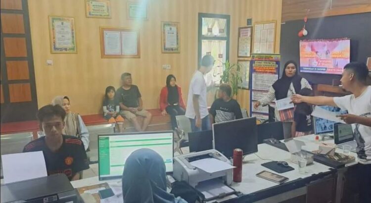 Disdukcapil Buka Pelayanan Administrasi Hari Libur 1 PELAYANAN—Terlihat suasana pelayanan Disdukcapil Sawahlunto pada hari libur Sabtu dan Minggu, untuk memudahkan warga mengurus dokumen kependudukan menghadapi Pilkada serentak Tahun 2024