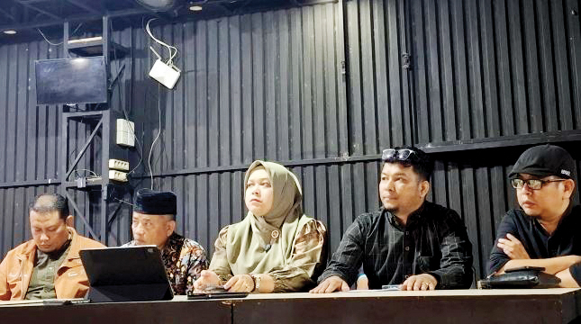 Dugaan Politik Uang di Pilkada Kota Payakumbuh 2024,Tim Supardi-Tri Venindra Lapor Bawaslu 1 KETERANGAN PERS— Tim koalisi pemenangan paslon Wali Kota dan Wakil Wali Kota Payakumbuh, Supardi-Tri Venindra memberikan keterangan pers, Rabu (27/11) malam.