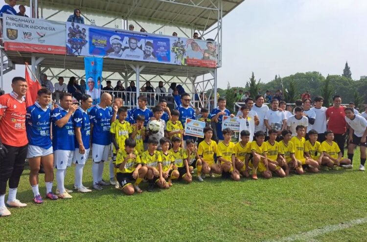 Fun Football Seejontor FC vs Persib Legend, Silaturahmi Hingga Bantu Pembinaan Pesepak Bola Usia Muda 1 PERTANDINGAN PERSAHABATAN— Pertandingan persahabatan antara Komunitas Sepak Bola Seputar Jurnalis atau Seejontor FC (SJFC) vs Persib Legend rampung digelar di Lapangan Batununggal, Bandung, Minggu (3/11).