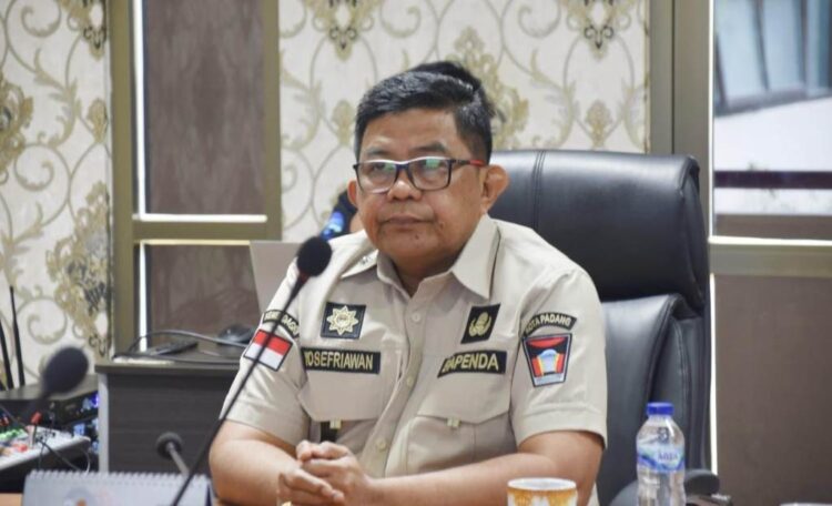 Cegah PHK Massal, Pemko Padang Susun UMK 2025 dengan Dialog Sosial 1 RAPAT ANTISIPASI PHK— Pj Sekretaris Daerah Kota Padang Yosefriawan, mengikuti Rapat Antisipasi PHK dan Penetapan Upah Minimum Tahun 2025 yang dipimpin Menteri Dalam Negeri Tito Karnavian secara daring di Kota Padang, Kamis (31/10).