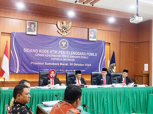 DKPP Gelar Sidang Dugaan Pelanggaran Etik KPU Pasbar 1 SIDANG KODE ETIK— DKPP menggelar sidang pemeriksaan dugaan pelanggaran Kode Etik Penyelenggara Pemilu terhadap Ketua dan Anggota KPU Pasbar.