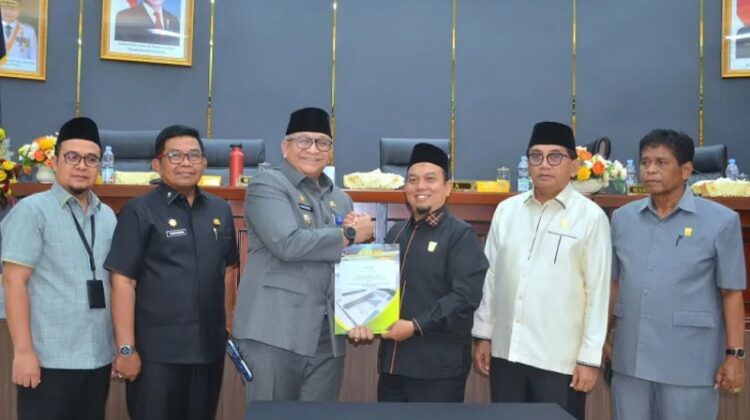 APBD Padang 2025 Disepakati Rp 2,86 Triliun 1 berfoto bersama--Pjs Wali Kota Padang dan Ketua DPRD Padang berfoto bersama usai sepakati APBD 2025.