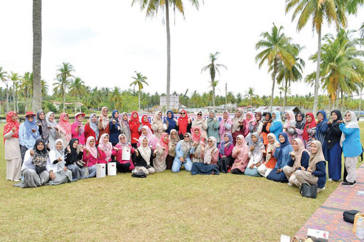 DWP Agam Gelar Family Gathering di Muaro Mati 1 FAMILY GATHERING— Keluarga Besar Dharma Wanita Persatuan (DWP) Kabupaten Agam gelar family gathering di lokasi Objek Wisata Muaro Mati, Kecamatan Tanjung Mutiara, Rabu (6/11).