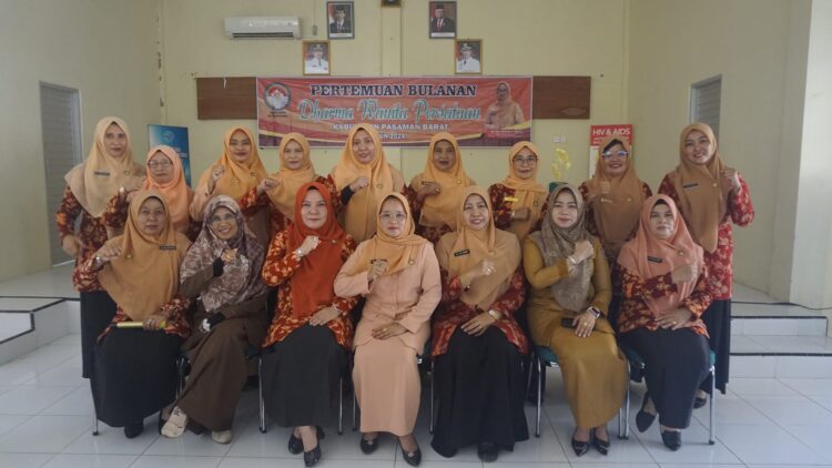 DWP Pasaman Barat, Gelar Pelatihan Fried Chicken dan Bahas Persiapan HUT Ke-25 Pasbar 1 FOTO BERSAMA—Dharma Wanita Persatuan (DWP) Kabupaten Pasaman Barat (Pasbar) usai kegiatan foto bersama.