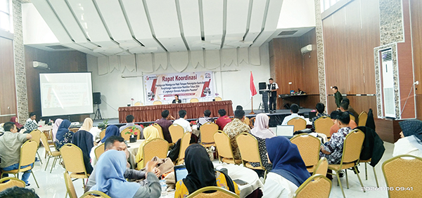RAPAT KOORDINASI— Bawaslu Pasaman saat gelar rakor dengan Panwascam, Korsek dan Sekretariat se Kabupaten Pasaman.