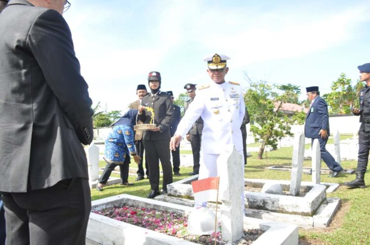 Danlantamal II Hadiri Berbagai Kegiatan Hari Pahlawan 1 TABUR BUNGA— Komandan Pangkalan Utama TNI AL Danlantamal II Laksamana Pertama TNI Sarimpunan Tanjung, melakukan tabur bunga di TMP Lolong, Kota Padang, Minggu (10/11).
