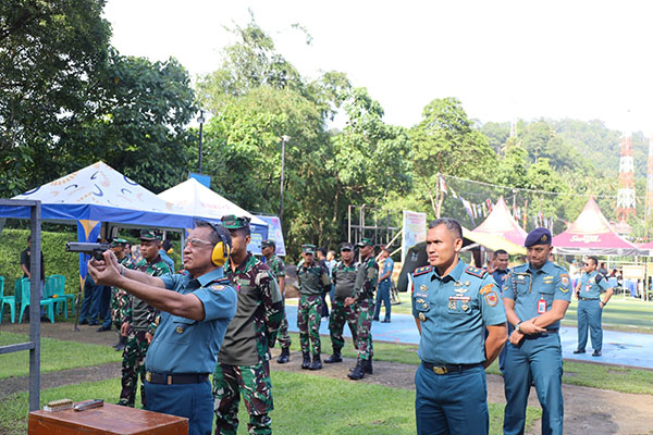 Danlatamal II Sarimpunan Tanjung sedang membidik sasaran di lapangan tembak Yomarhanlan