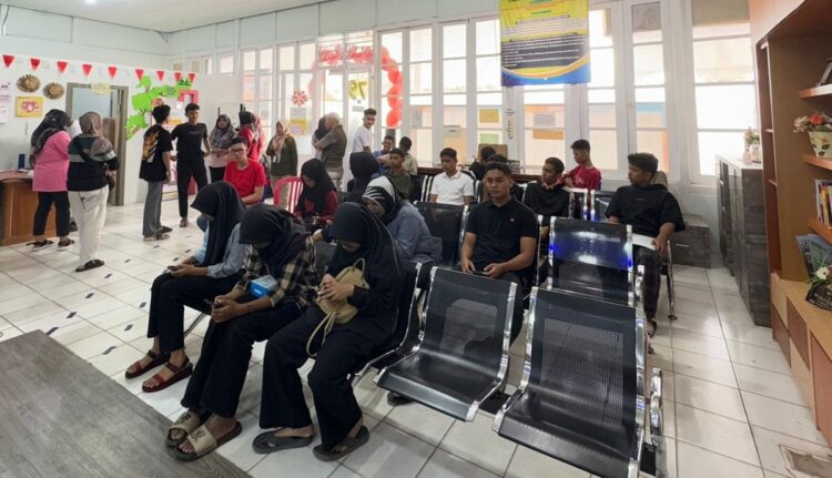 Perekaman dan Cetak e-KTP, Disdukcapil Solok Layani Warga di Hari Libur 1 URUS—Terlihat masyarakat Kota Solok rela antrian untuk mengurus KTP -el demi memenuhi haknya sebagai warga negara dalam pilkada
di kantor Dinas Kependudukan dan Pencatatan Sipil Kota Solok.