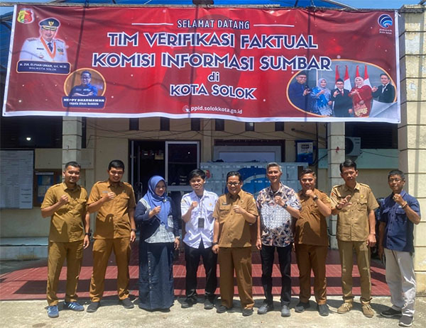 Diskominfo Kota Solok Terima Kunjungan Tim Visitasi KI Sumbar 1 SAMBUT—
Rombongan disambut oleh Kepala Dinas Kominfo Kota Solok Heppy Dharmawan, SS, M.Si, bersama Kepala Bidang Informasi dan Komunikasi Publik, Alwa Dudi ST, MM serta Pranata Humas Muda Beny Junaidi, S.Sos, M.I.Kom.
