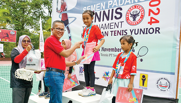 Dirut PT Semen Padang Tutup Kejurnas Tenis Junior 1 PENYERAHAN HADIAH— Dirut PT Semen Padang Indrieffouny Indra, menyerahkan medali dan hadiah kepada pemenang, saat penutupan Kejurnas Junior TdP Semen Padang Tennis Tournament 2024 yang digelar di Lapangan Tenis Semen Padang, Minggu (24/11).