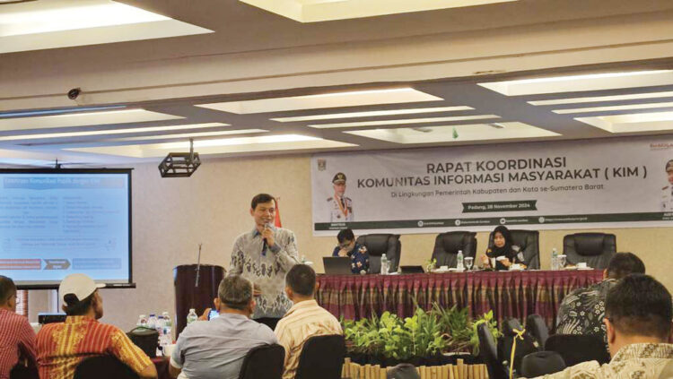 Dis kominfo Agam Ikuti Rakor KIM untuk Dorong Digitalisasi 1 RAKOR KIM— Pemkab Agam melalui Diskominfo, ikuti rakor Komunitas Informasi Masyarakat (KIM) di Hotel Axana, Padang, pada Kamis, (28/11).