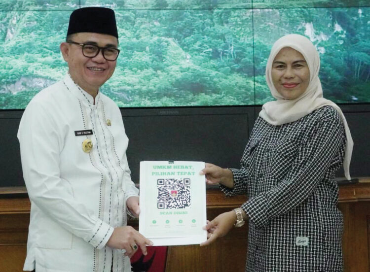 Dorong Penjualan Produk UMKM Mendunia, Pjs Wako Launching Portal Toko UMKM Bukittinggi 1 LAUNCHING PORTAL— Pjs Wali Kota Bukittinggi, H. Hani Syopiar Rustam, menginisiasi dan melaunching portal TokoUMKM Bukittinggi, di Aula Balaikota Bukittinggi Jumat (21/11) pagi.