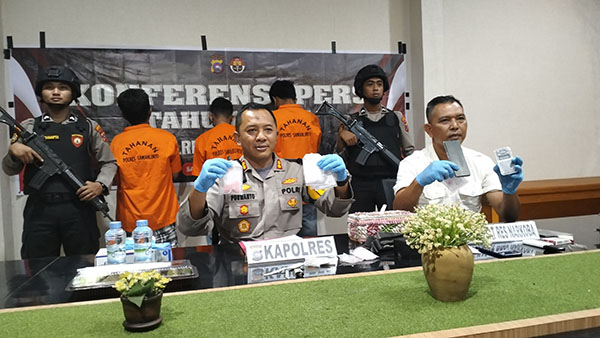 3 Pengedar Sabu dan Ekstasi Ditangkap di Sawahlunto 1 PENGEDAR— Kapolres Sawahlunto AKBP Purwanto Hari Subekti memperlihatkan barang bukti narkoba hasil
tangkapan dari tiga pengedar.