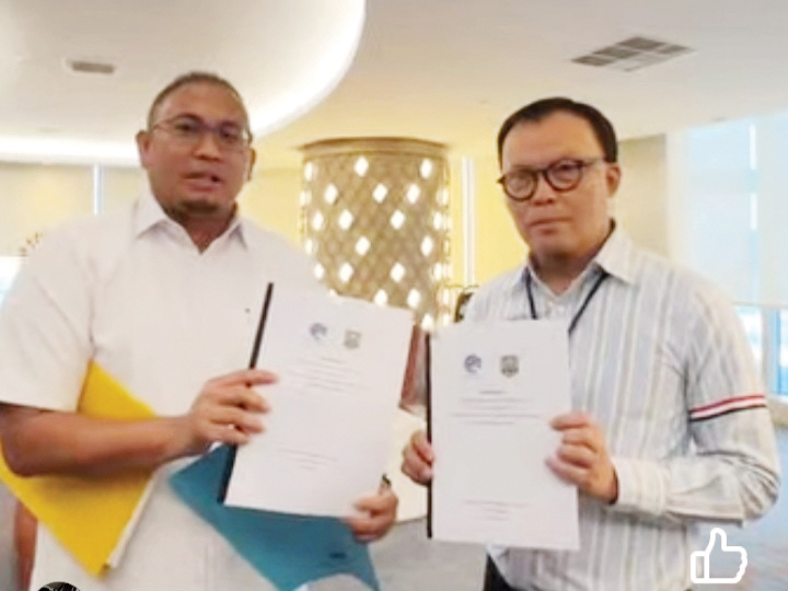 Riyanda-Jeffri Didukung Andre Rosiade, Usulkan Akses Jaringan Telkomsel ke Nagari Terpencil 1 PROPOSAL— Anggota DPR RI, Andre Rosiade saat menyerahkan proposal dari paslon Wako-Wawako Sawahlunto, Riyanda-Jeffri kepada Dirut Telkomsel di Jakarta.