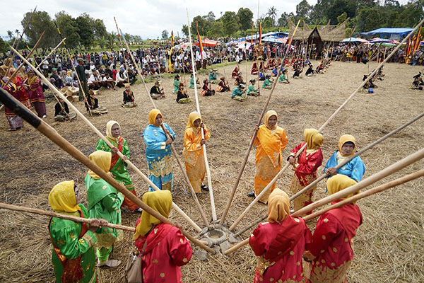 Festival Alu Katentong dan Pacu Jawi Ditabuh 1 FESTIVAL ALU KATENTONG— Aksi para pemain Alu Katentong dalam ivent festival yang digelar di Nagari Padang Laweh berlangsung meriah.