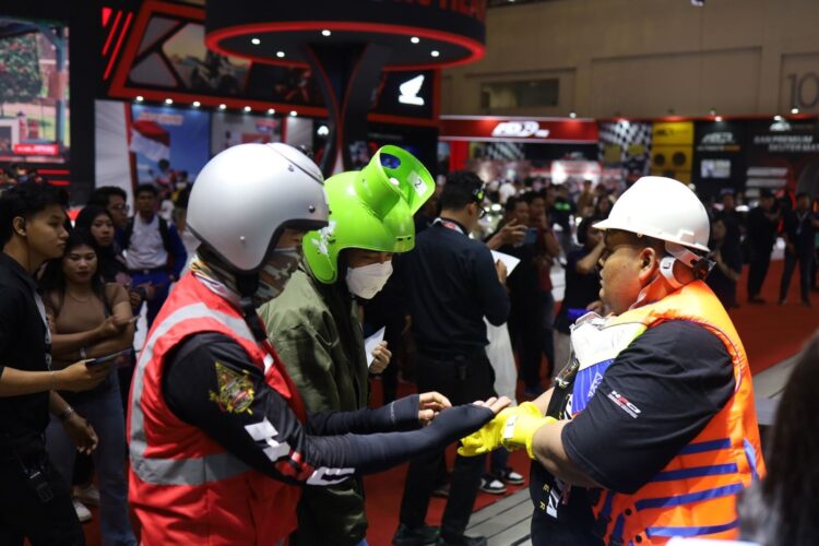 FIFGROUP Berkolaborasi dengan Astra Honda Motor, Selenggarakan Workshop Keselamatan Berkendara di IMOS 1 lomba safety riding--Keseruan lomba safety riding dalam acara FIFGROUP Aman Berlalu Lintas (FABL) di booth FIFGROUP, Hall 10 Indonesia Motorcycle Show (IMOS) 2024 pada Kamis (31/10), Indonesia Convention Exhibition (ICE) BSD City, Kabupaten Tangerang, Banten.