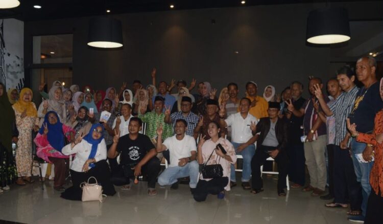 FOTO BERSAMA— Keluarga besar Sungai Limau di Padang,melakukan silaturahmi dan konsolidasi dengan paslon Wako dan Wawako Padang Nomor urut 2, Muhammad Iqbal dan Amasrul, Sabtu (9/11) di salah satu rumah makan di Padang.