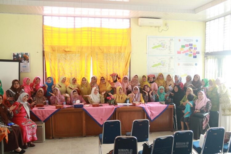 Gabungan GOW Gelar Pertemuan Bulanan, Momentum Meningkatkan Peran Aktif Perempuan 1 USAI— Ketua Gabungan Organisasi Wanita (GOW) Kota Solok, Dona Ramadhani Kirana Putra usai kegiatan foto bersama.