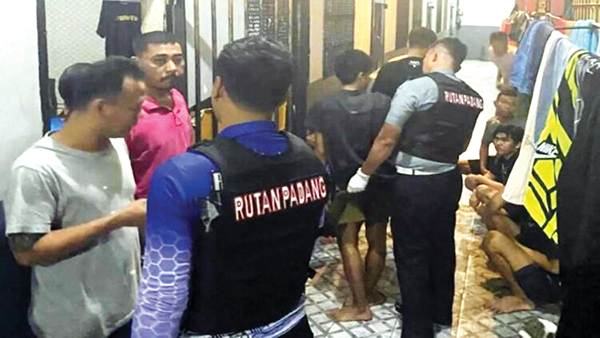 RAZIA DAN GELEDAH— Tim gabungan  Rutan Padang bersama personel Polsek Kototangah, melakukan razia dan menggeledah kamar hunian para tahanan. Sejumlah barang terlarang ditemukan dan disita petugas.