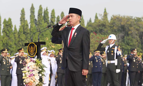 Buka Layanan ‘Lapor Mas Wapres’, Gibran Instruksikan Respons Cepat Permasalahan Rakyat 1 UPACARA— Wakil Presiden Gibran Rakabuming Raka memperingati Hari Pahlawan 2024 di Taman Makam Pahlawan Nasional Utama Kalibata.