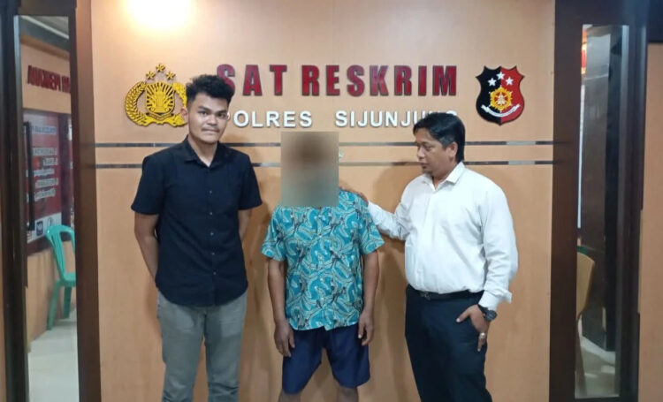 Parah! Guru Ngaji Cabuli Murid di Mushala,5 Kali Beraksi hingga Dipergoki Warga 1 CABUL— Pelaku ING (54) yang bekerja sebagai guru mengaji ditangkap jajaran Satreskrim Polres Sijunjung
atas kasus pencabulan.