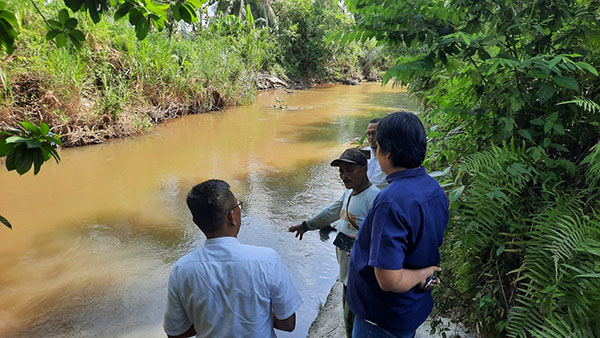 LIHATKAN—Ketua Kelompok Pengawas Masyarakat di Nagari Sintuak, Martoni memperlihatkan lokasi budi daya ikan gariang di sungai Batang Tapakis, Nagari Sintuak Kabupaten Padang Pariaman.