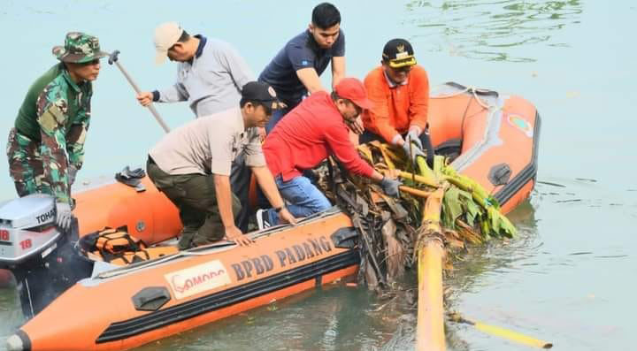 Dimanfaatkan Paslon sebagai Lokasi Deklarasi, Kawasan Wisata Batang Arau Bersih di Tangan Hendri Septa 1 GORO— Hendri Septa saat jadi Wali Kota Padang, goro bersama Forkopimda dan elemen masyarakat lainnya bersihkan kawasan Batang Arau. Kawasan ini jadi bersih. Bahkan dimanfaatkan paslon sebagai lokasi deklarasi.