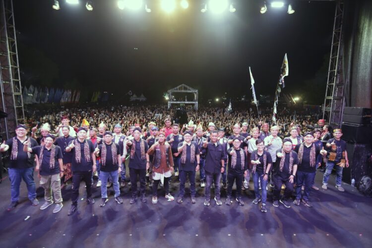 Datang Dari Penjuru Negeri, 31.770 Bikers Bersatu dalam Honda Bikers Day 1 HONDA BIKERS DAY— Jajaran management PT Astra Honda Motor dan Astra Motor Yogyakarta berfoto bersama bersama para bikers di gelaran puncak Honda Bikers Day 2024 (26/10).