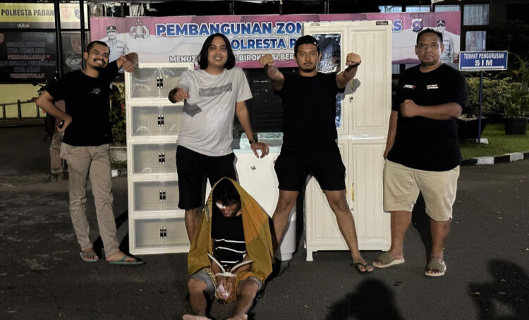 BOBOL BRANGKAS— Pelaku Harianto (40) yang terlibat kasus pencurian brangkas berisi perhiasan emas dan uang tunai ditangkap Tim Klewang Polresta Padang.