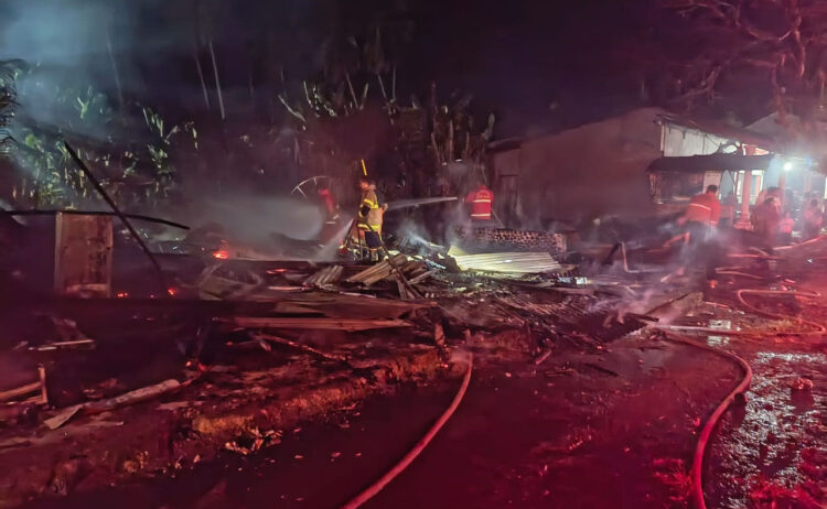 KEBAKARAN— Petugas Damkar Agam saat berjibaku memadamkan kebakaran di kawasan Jorong Lubuak Mangundo, 
Kecamatan Lubuk Basung, Kabupaten Agam.