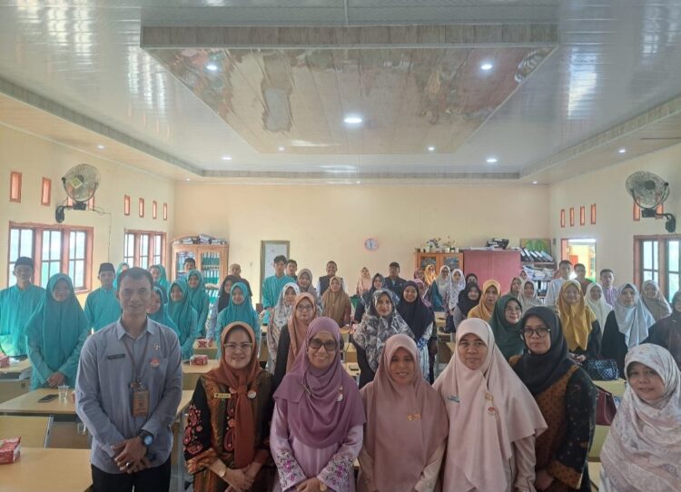 Sekolah Ramah Anak Hadir Menjamin dan Melindungi Hak Pendidikan Anak 1 SOSIALISASI— Kepala DP3AP2KB Sumbar Herlin Sridiani, berfoto bersama saat pembukaan sosialisasi SRA, di Aula SMA 1 Koto Baru Kabupaten Dharmasraya beberapa waktu lalu.