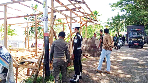 Bandel, PKL Kembali Dirikan Bangli di Bantaran Sungai Muaro Panjalinan 1 PEMBONGKARAN— Petugas Satpol PP Padang kembali melakukan penertiban dan pembongkaran bangli semipermanen yang didirikan PKL di kawasan bantaran sungai Muaro Panjalinan, Kelurahan Bungo Pasang, Kecamatan Kototangah, Selasa (12/11).