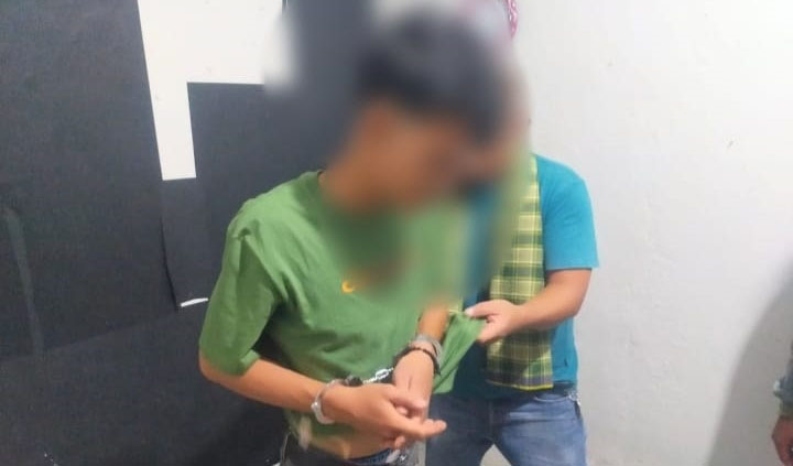 PEGEDAR SABU—
Tim Kelelawar Satresnarkoba Polres Agam menangkap seorang pengedar sabu di Kenagarian Lubuk Basung, Kabupaten Agam.