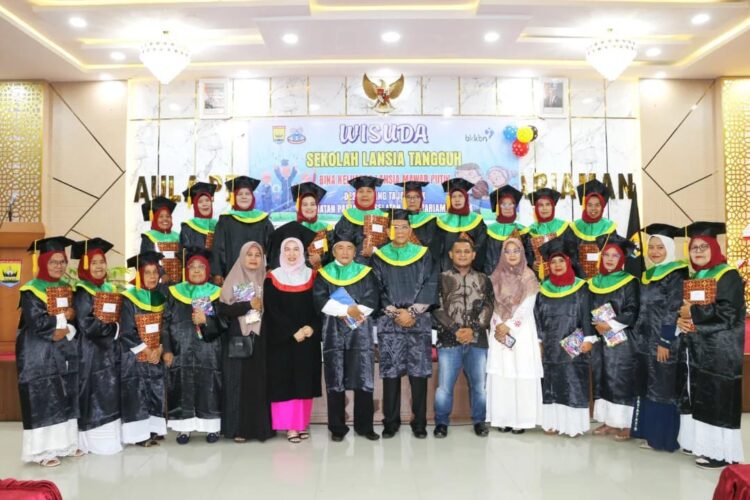 WISUDA LANSIA— Sebanyak 20 lansia di bawah naungan Sekolah Lansia Tangguh Bina Keluarga Lansia Mawar Putih, Desa Batang Tajongkek, Kecamatan Pariaman Selatan, Kota Pariaman tahun 2024, menjalani prosesi wisuda, beberapa waktu lalu.