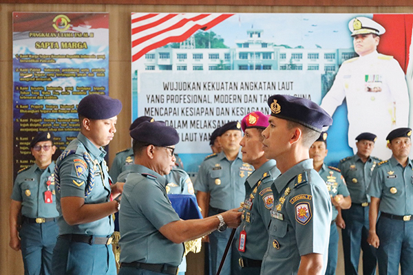 SERTIJAB— Serah terima jabatan Sertijab Aspers dipimpin langsung Komandan Pangkalan Utama TNI AL (Danlantamal) II Laksamana Pertama TNI Sarimpunan Tanjung, Rabu (20/11).