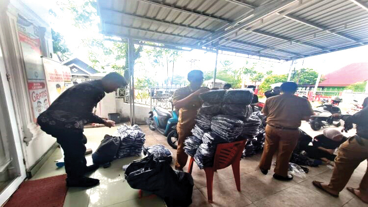 Bawaslu Padang Bagikan Atribut ke Pengawas TPS 1 menyerahkan atribut— Badan Pengawas Pemilihan Umum (Bawaslu) Kota Padang menyerahkan atribut resmi kepada Pengawas Tempat Pemungutan Suara (PTPS).