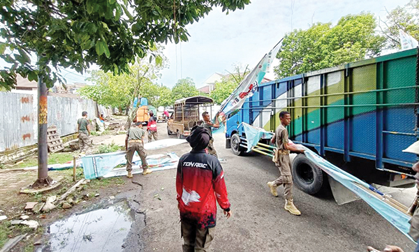 PEMBERSIHAN APK— Petugas gabungan dari Satpol PP bersama Bawaslu Kota Padang melakukan penertiban APK di seluruh wilayah Kota Padang, Senin (25/11).