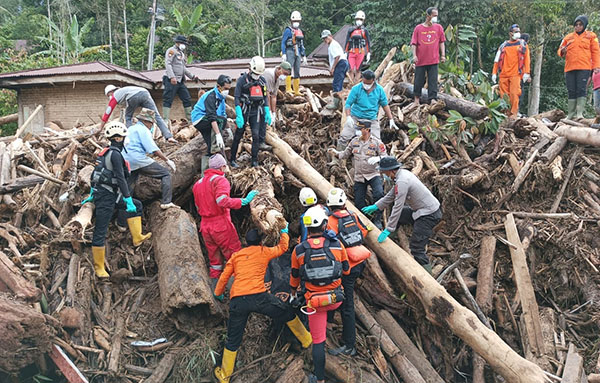 Korban Kedua Banjir Bandang Ditemukan Meninggal 1 EVAKUASI— Tim SAR gabungan mengevakuasi jenazah Yul Efendi yang tertimbun di bawah tumpukan material kayu usai diterjang banjir bandang di Kabupaten Limapuluh Kota.