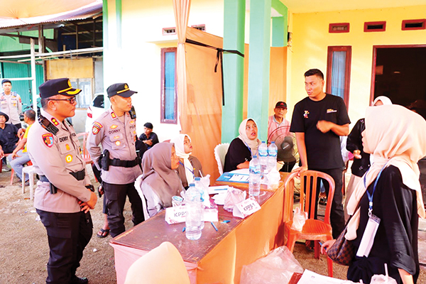 CEK TPS— Kapolres Pessel, AKBP Derry Indra, bersama PJU Polres Pessel, Kapolsek Koto XI Tarusan, melakukan pengecekan TPS di wilayah Hukum Polsek Koto XI Tarusan.