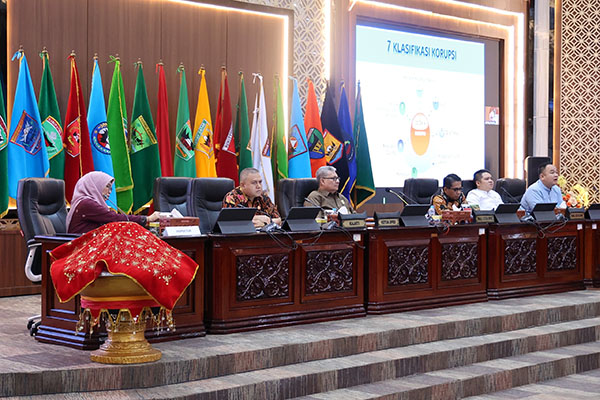 DPRD Sumbar Ikuti Sosialisasi Pengendalian Gratifikasi Bersama KPK 1 sosialisasi --Pimpinan dan anggota DPRD Sumbar mengikuti kegiatan sosialisasi program pengendalian gratifikasi oleh Komisi Pemberantasan Korupsi (KPK), Jumat (29/11) di gedung DPRD Sumbar.