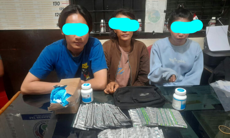 Satu Keluarga jadi Sindikat Pengedar Obat Keras, Dijual ke Remaja Rp 10 Ribu per Butir, Ribuan Pil Hexymer dan Alprazolam Disita 1 PENGEDAR OBAT KERAS—
Ibu bersama dua anaknya dan calon mantunya ditangkap Tim Gabungan Satresnarkoba
Polres Payakumbuh dan BNN terkait
peredaran obat keras.