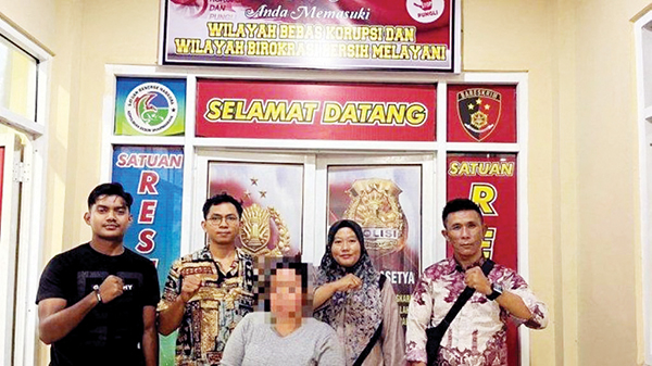 Jadi Mucikari, IRT Jual Gadis Bawah Umur, Pasang Tarif Rp 650 Ribu 1 MUCIKARI— Pelaku FEB (35) ditangkap jajaran Satreskrim Polres Dharmasraya atas kasus TPPO.