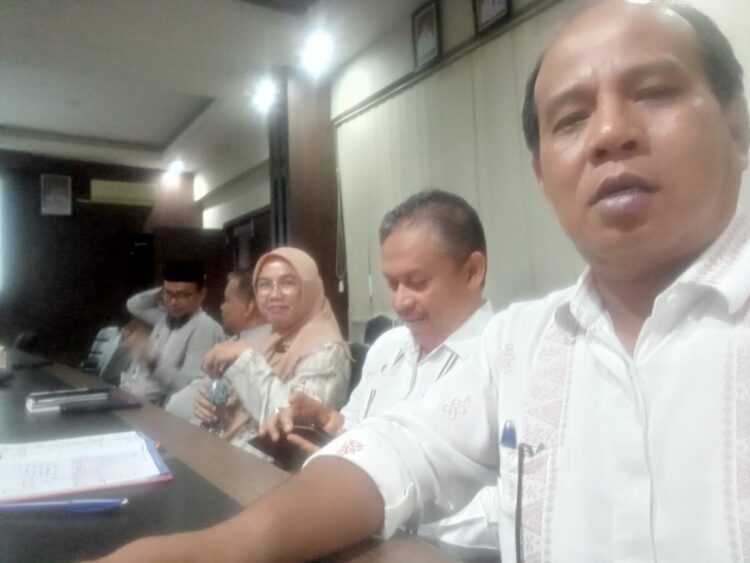 RAPAT— Plt Camat Barangin Irwan Junaidi mengikut rapat di Balai Kota yang dipimpin langsung Pj Wako Fauzan Hasan.
